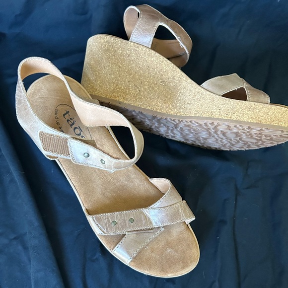 Tan never worn Taos wedge sandals - Picture 1 of 4